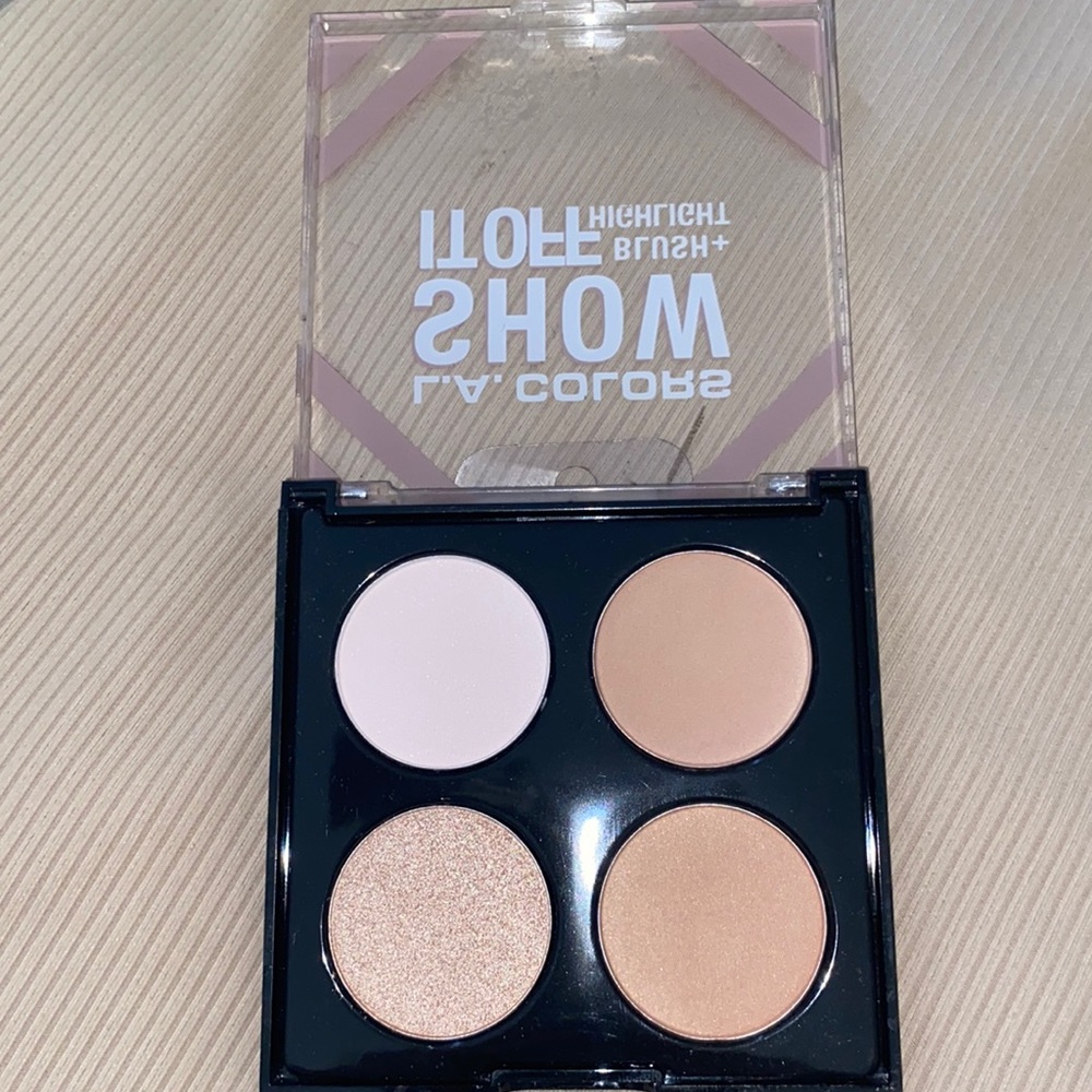 New and unused Show It Off blush and highlight palette from L.A Colors